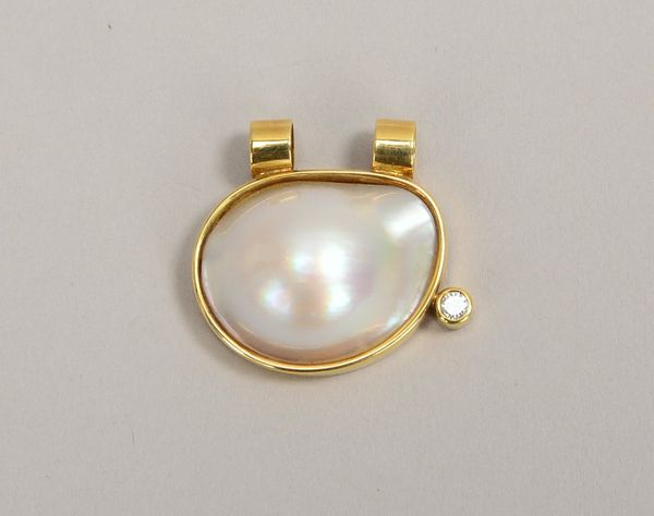 Anhänger (Goldschmiedearbeit), 585 GG (gest.), mit Mabéperle und kl. Brillant/ca. 0,10 ct