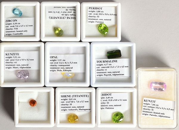 Edelstein-Slg.: je 2x Kunzite, Peridots und Titanite; je 1 Citrin, Opal, Turmalin und Zirkon