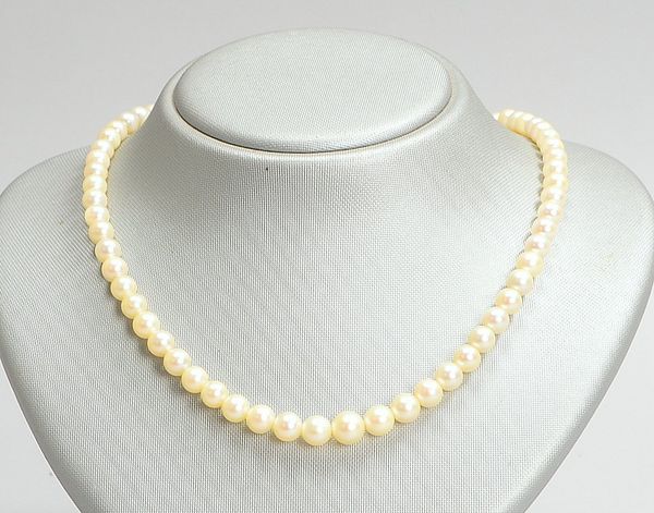 Perlenkette, Perle Ø 6 mm, einzeln geknotet, 750 WG-Schließe mit 7x Saphiren
