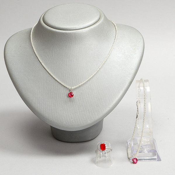 Schmuckset aus Kette, Armb. und Ring, 925 Sterlings., roter Steinbesatz; Gew. 10,5 g