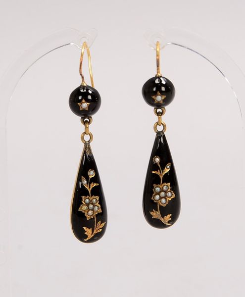 Ohrhänger (Biedermeier), 585 GG (geprüft), besetzt Onyx und Flussperlen; Länge 5 cm