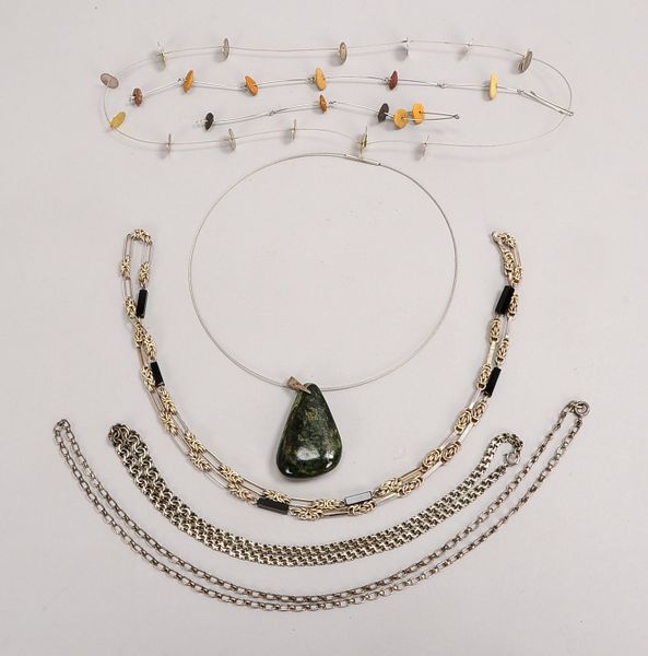 5 Halsketten: 4x Silber, 1x Stahl/mit 2x passenden Armbändern; unterschiedl. Längen