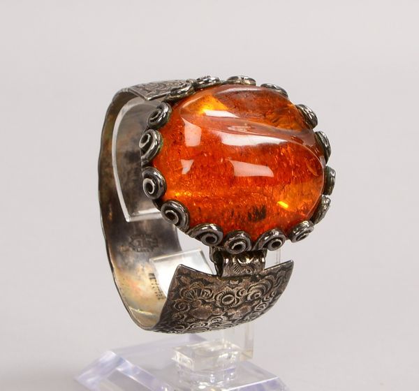 Helmut Kleist, Armspange, 835 Silber (gest.), mit Bernstein-Cabochon; Gew. 71 g