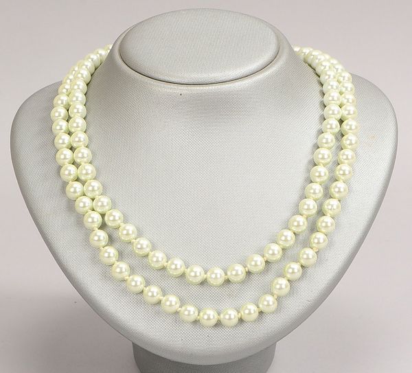 Perlenkette, Ø Perle 8 mm, einzeln geknotet, leicht grünliche Tönung; Länge 142 cm