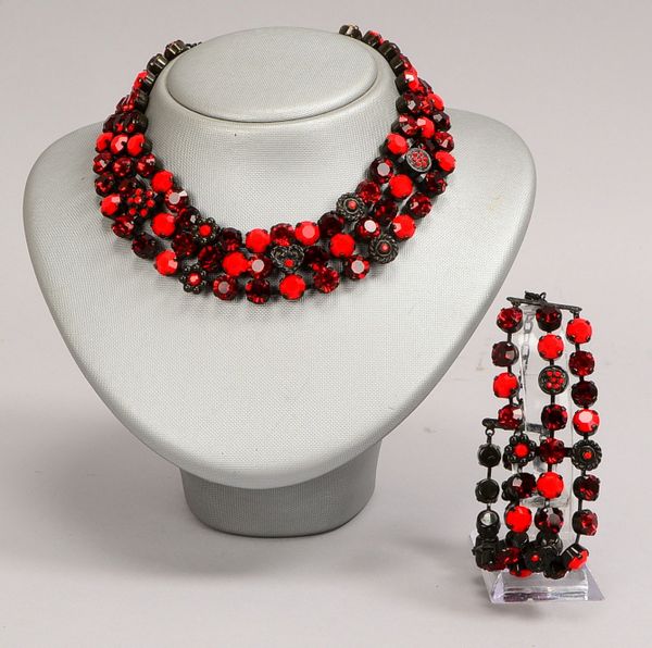 Agatha/Paris, Collier und Armband, jeweils 3-strängig, mit roten Glassteinen