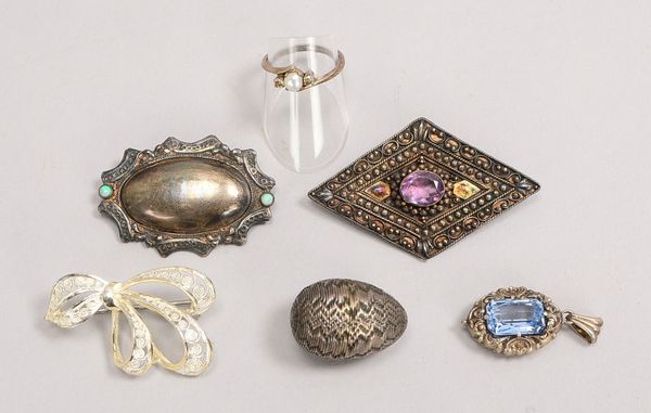 6 Silberschmuck-Teile: 3x Broschen, 1 Anh., 1 Ring, kl. Riechdöschen; Gew. 37 g