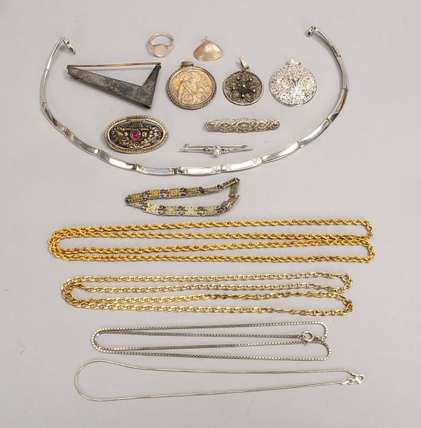 15 Silberschmuckteile: 5x Halsketten, 1 Armband, 4x Broschen, 4x Anh., 1 Ring; Gew. 160 g