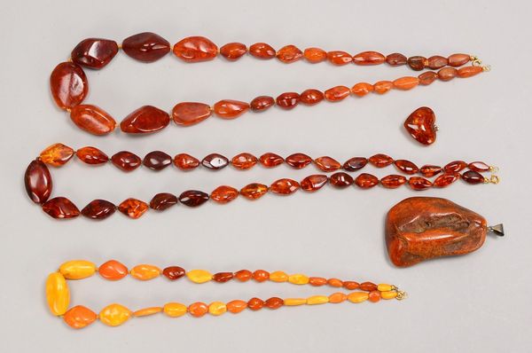 Bernsteinschmuck: 3x Halsketten, dkl.-braun/honigf.; und 2x Anhänger, gr./kl. ('Herz'): Gew. 66 g
