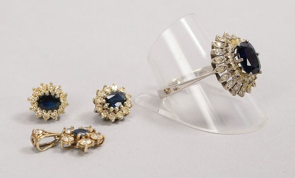 Schmuckset, 585 WG (gest.), mit Saphiren und Diam.: Anh., Ohrstecker, Ring; Gew. 7,40 g