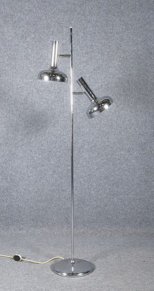 Stehlampe (1970er J.), 2-fl., verchr. Metall, höhenverst., mit Schnurschalter; Höhe 166 cm
