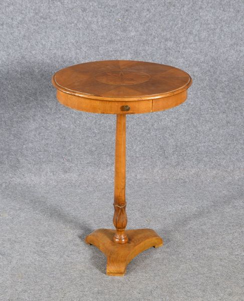 Beistelltisch, ovale Tischplatte/teils intarsiert, 1-schübig, 3-pass. Bodenplatte; Höhe 68 cm