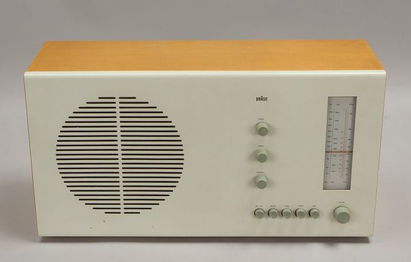 Röhrenradio, Braun 'RT20', Holz/Kunststoff und lackiertes Metall, Entw. Dieter Rams (1961)