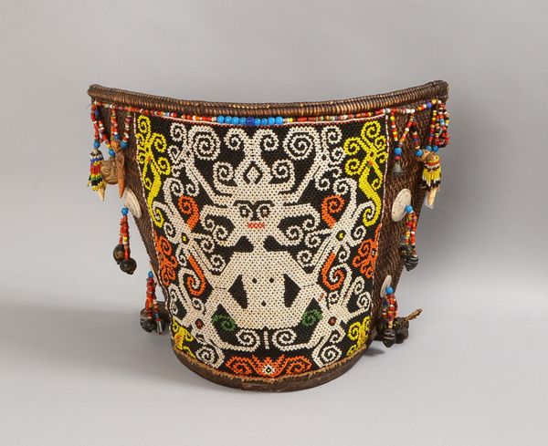 Dayak (Borneo/Indonesien), Korbflechterei, mit Perlenstickerei, div. Amulettbehang