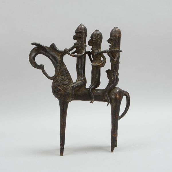 Bronzeskulptur (Benin), 'Drei Reiter auf Pferd', Figuren mit Hand-Attributen; Höhe 38 cm