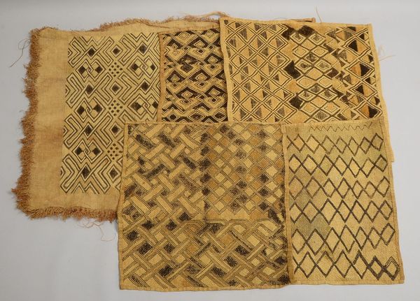 5 Textilien (Stamm der Showa/Kongo), Raffia-Gewebe, versch. Ausf.; Maße bis 55 x 55 cm
