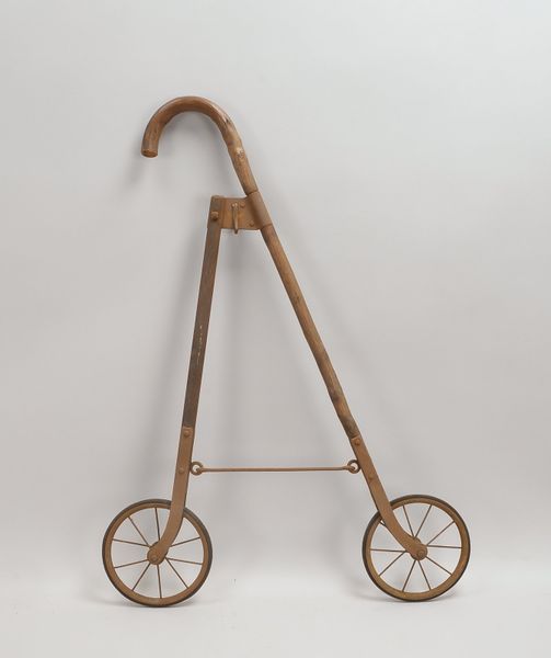 Alte Gehhilfe/Transporthilfe, sog. 'Marktroller', mit Hakenaufh., 2x Räder; Höhe 89 cm