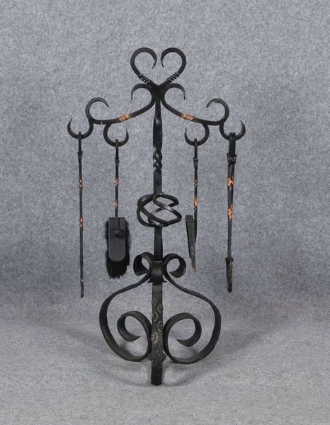 Antikes Kaminbesteck, Eisen: Zange, Schaufel, Haken, Besen - im Ständer; Höhe 96 cm