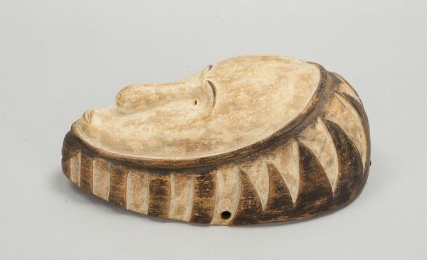 Tanzmaske/Ritualmaske (Kamerun), Holz partiell weiß gefasst; Länge 32 cm