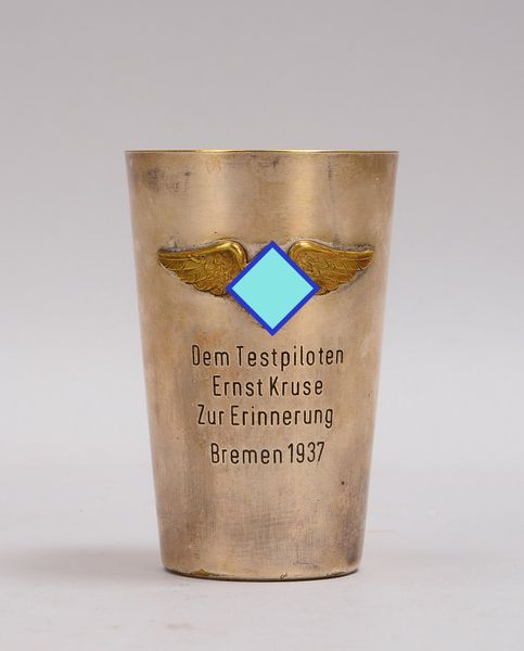 Flieger-Widmungsbecher ('III. Reich'), vers., mit geflügeltem Emblem/dat.; Höhe 9,5 cm