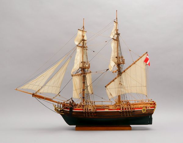 Schiffsmodell: 'Zweimaster', Holz/Leinen, detailreich; Maße 74 x 90 x 15 cm