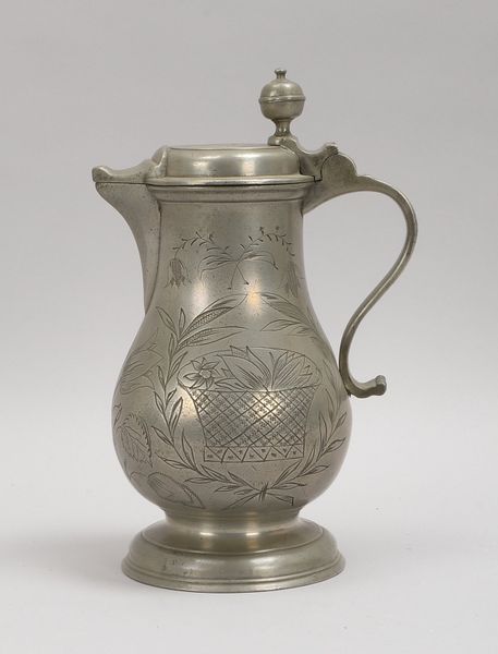 Schnabelkrug (Meister 'J.M.T.', 1808), Zinn, flor. Gravurdekor, Bandhenkel und scharn. Deckel
