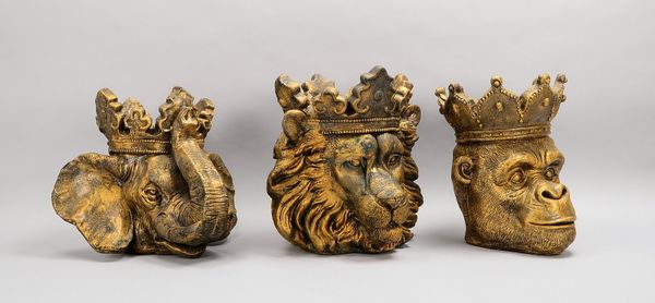 3 Pflanzkübel/Übertöpfe, Kunststoff vergoldet, 'Tierköpfe'; Höhe bis 42 cm, Ø bis 40 cm