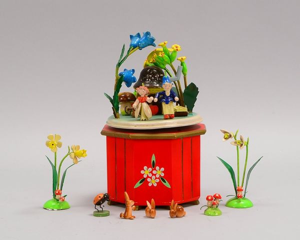 Steinbach/Erzgebirge, Spieluhr im figürl. Holzgehäuse, 'Pilzhaus', polychr. bem.; Höhe 22 cm