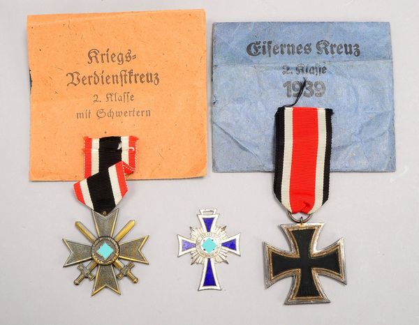 3 Militaria-Ehrenzeichen: 'Eisernes Kreuz', 'Kriegsverdienstkreuz' und 'Mutterkreuz'