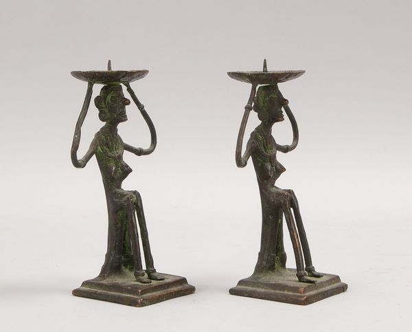 2 figürl. Kerzenhalter (Benin), Bronze, Schaft in Gestalt sitzender Frau; Höhe 18 cm