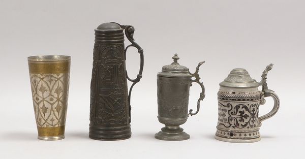 3 Zinn-Deckelkrüge/1x Keramik (gem. 'RM' im Pentagramm); dazu ziselierter Becher