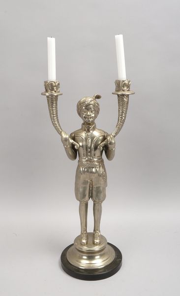 Figürl. Kerzenleuchter, Weißmetall, 'Kolonialfigur...', auf Marmorsockel; Höhe 62 cm