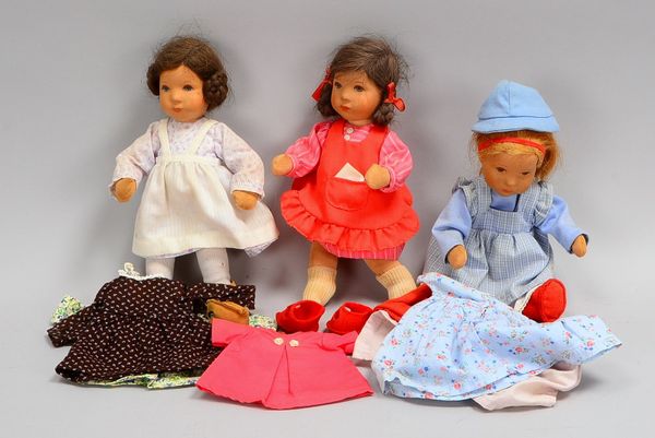 3 Sammlerpuppen, Stoffkörper und Biegeglieder; Höhe ca. 25 cm - mit div. Bekleidung