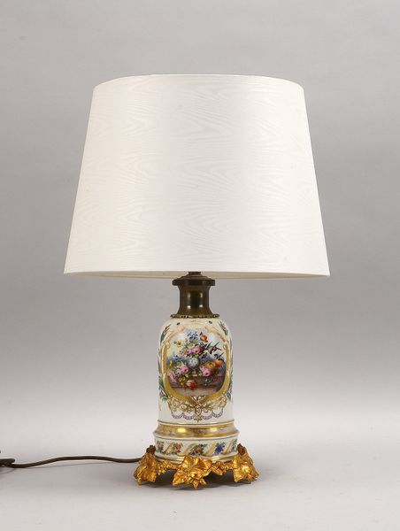 Porz.-Tischlampe, 1-fl., handbem./goldstaff., Seidenschirm, verg. Bronze-Sockel
