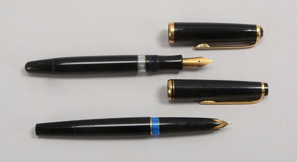 2 Montblanc-Füllfederhalter, 'MB 22' und 'MB 264', im Etui - mit Montblanc-Tintenfass
