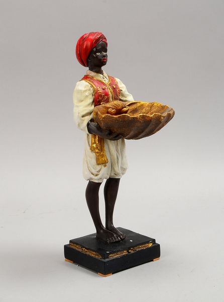 Figürl. Visitenkartenhalter, 'Kolonialfigur' mit Muschelschale; Höhe 27 cm