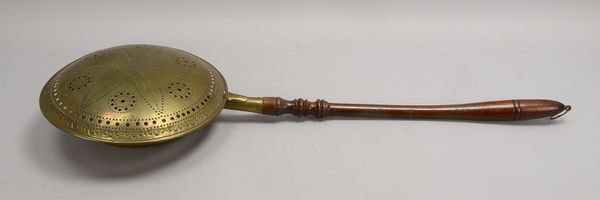 Bettpfanne, Messing, ornamental durchbrochen, mit Holzgriff; Länge 100 cm, Ø 35 cm
