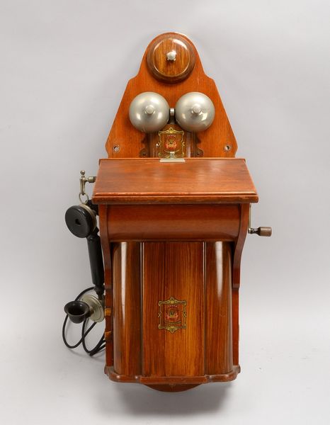 Vintage-Wandtelefon (DK), gemarkt 'Jydsk Telefon Aktieselskab'; Höhe ca. 70 cm