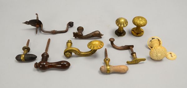 10 Türdrücker/Knäufe, versch. Ausf. und Materialien (Bronze, Eisen, Bein, Holz)