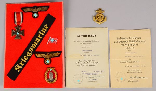 Kl. Militaria-Konvolut (Marine, II. WK): 'Minensuchabz.', 'EK II', Aufnäher - mit Urkunden