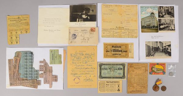 'Kolonialmedaille China', mit Trägerfoto/Urkunde; Postkarten, Notgeld und Bezugsscheine