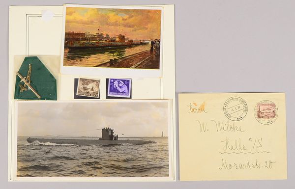 Marine-Sammlerkonvolut (II. WK): 1 Abzeichen, 2x Postkarten, und 2x Briefmarken