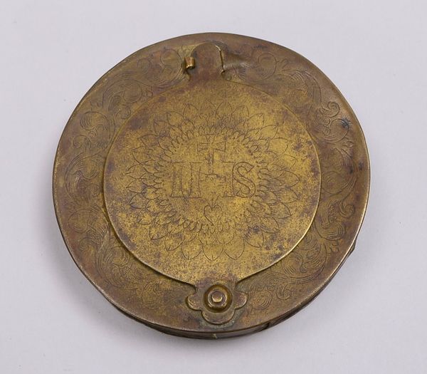 Kl. Laterne, Messinggehäuse mit Ziergravuren, zum Zylinder aufziehbar; Höhe max. 17/18 cm, Ø 10 cm
