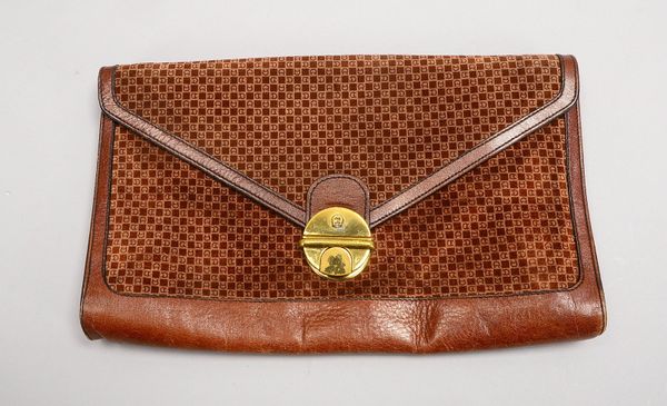 Aigner, Theatertasche, mittelbraunes Randleder, Samt-Kassetten; Maße 18,5 x 29 cm