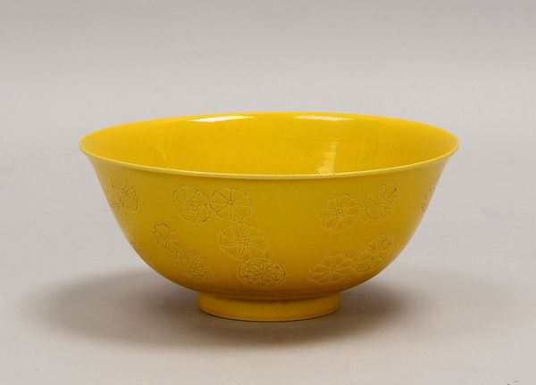 Porzellanschüssel, gelbe Glasur, mit floralem und ornamentalem Ritzdekor; Ø 15 cm