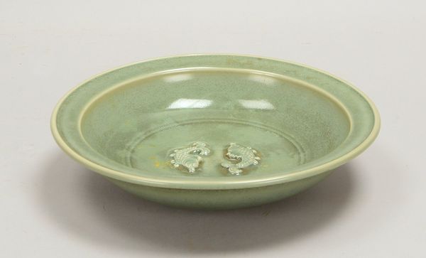 Porzellanschale, seladongrüne Glasur, Spiegel mit Reliefdekor ('Zwei Fische'); Ø 23 cm