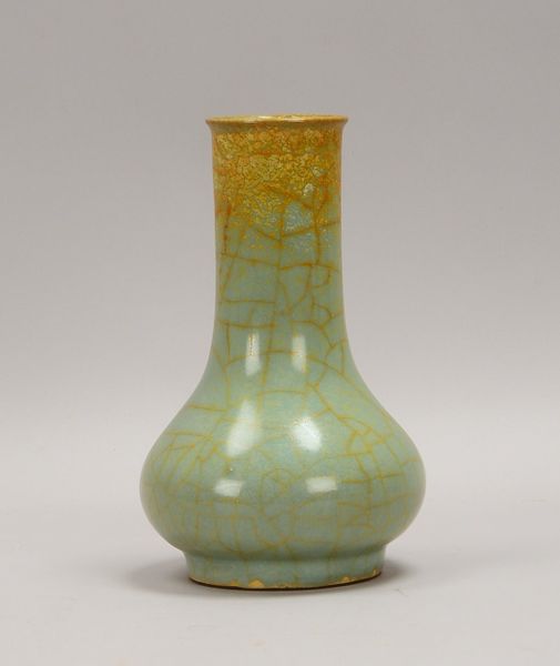 Langhalsvase, seladongrüne Glasur/mit Cracquelé, ungemarkt; Höhe 20,5 cm