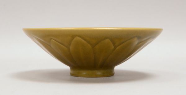 Fußschale, Steinzeug, grün-braune Glasur, Blattwerk-Reliefdekor; Höhe 6,5 cm, Ø 19 cm