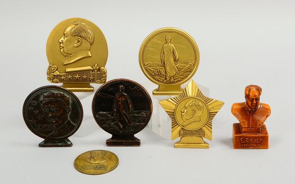 Slg. Schreibtisch-Aufsteller/1x Anh., Bronze/1x Kunststoff, 'Mao Tse-Tung'-Motive