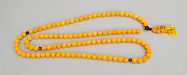 Buddhist. Halskette, Bernstein-Besatz, Steine im Perlenschliff/Ø Perle 13 mm; Gew. 164,75 g