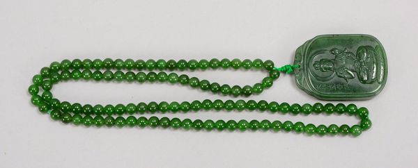 Halskette (China), besetzt mit 108x Jade-Perlen, mit Jade-Amulett; Maße Amulett 5 x 3,5 cm